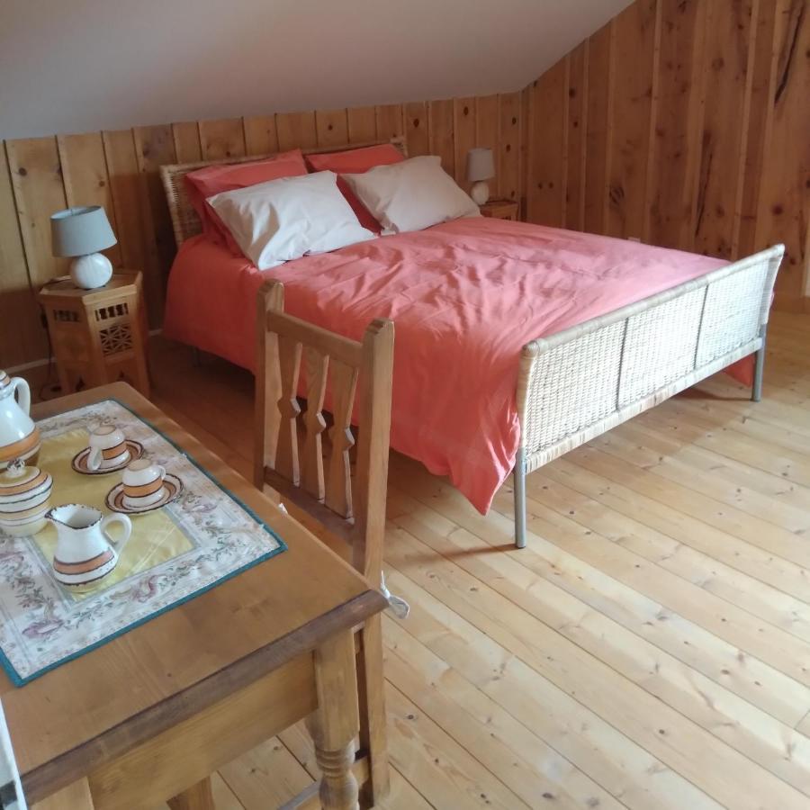 Les Dames De La Saugiat Bed & Breakfast Le Fied Екстериор снимка